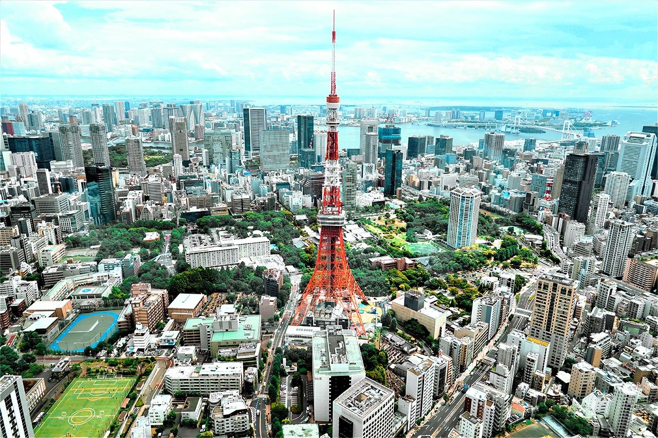 View from the fifty-second floor office area of Mori JP Tower. Azabudai Hills is 350 meters northwest of Tokyo Tower, about 10 minutes on foot. (© Amano Hisaki) 