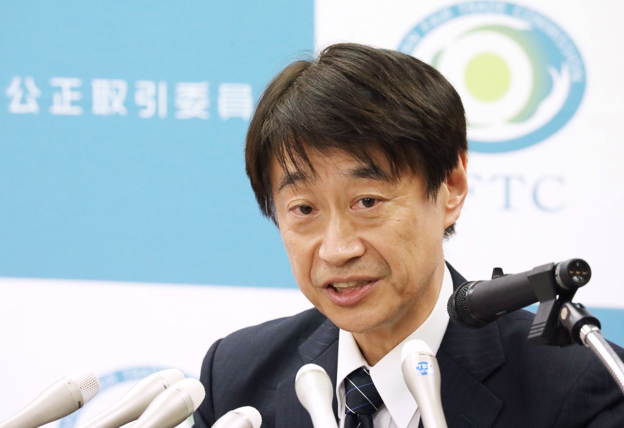 Tanabe Osamu, head of the Japan Fair Trade Commission investigation bureau announces the Google probe in Tokyo on October 23, 2023. (© Jiji)