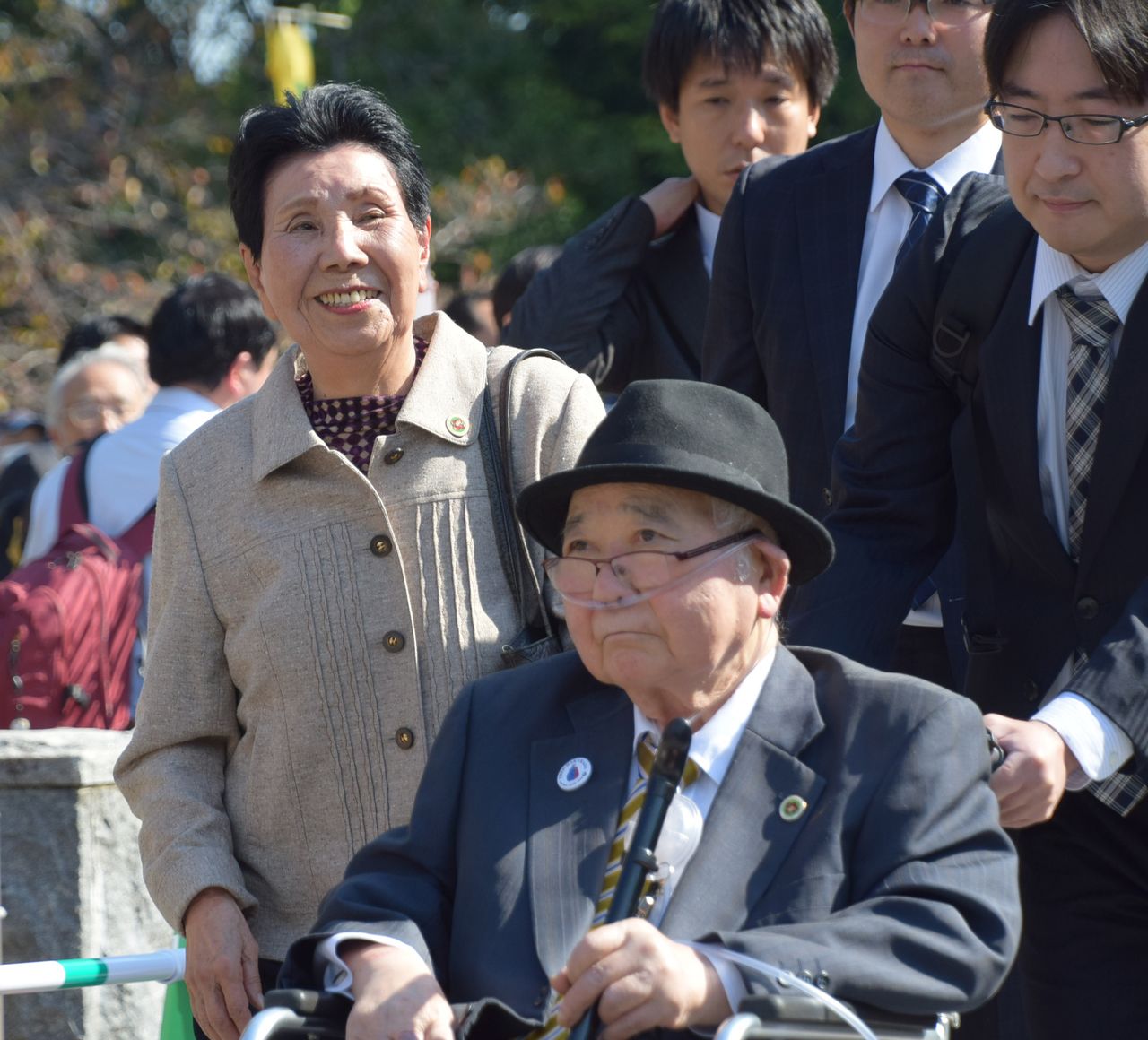 Hakamada Iwao’s sister Hideko (left) at his retrial on October 27 in Shizuoka, Shizuoka Prefecture. (© Jiji)