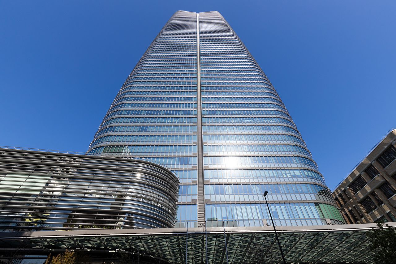 The 330-meter high Mori JP Tower. (© Nippon.com)