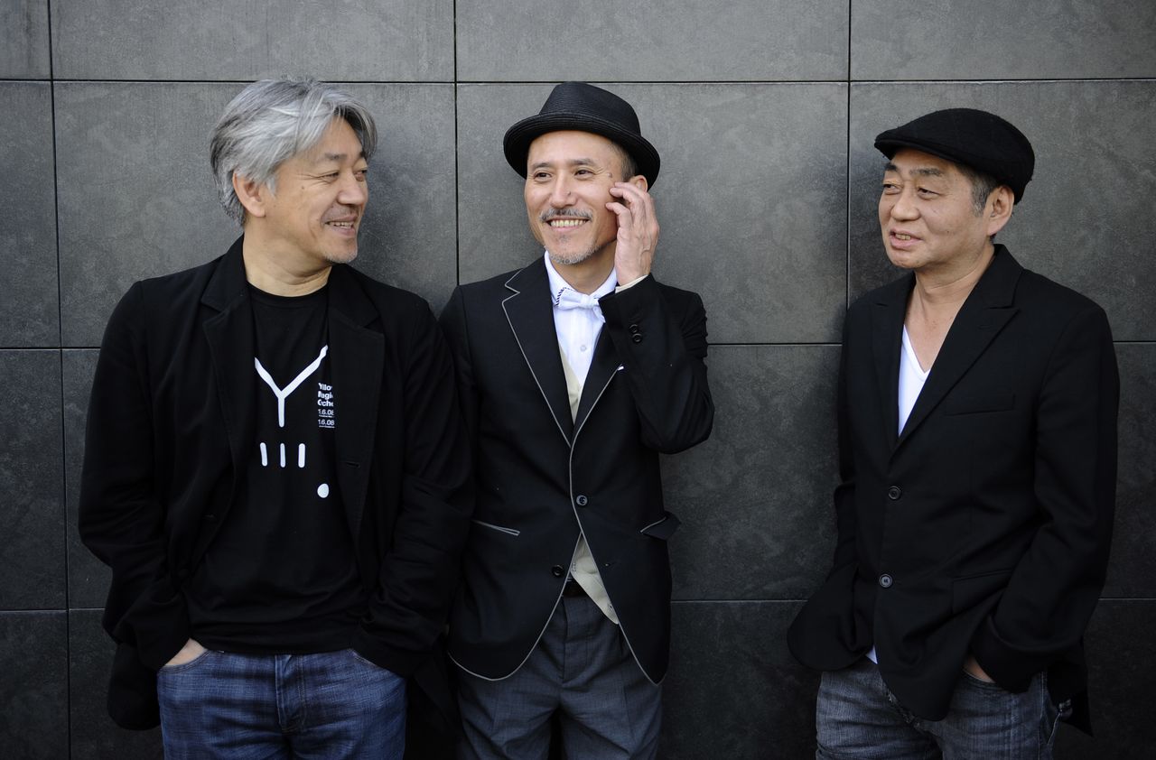 Takahashi Yukihiro (center) with Sakamoto Ryūichi (left) and Hosono Haruomi in June 2008. (© Reuters)