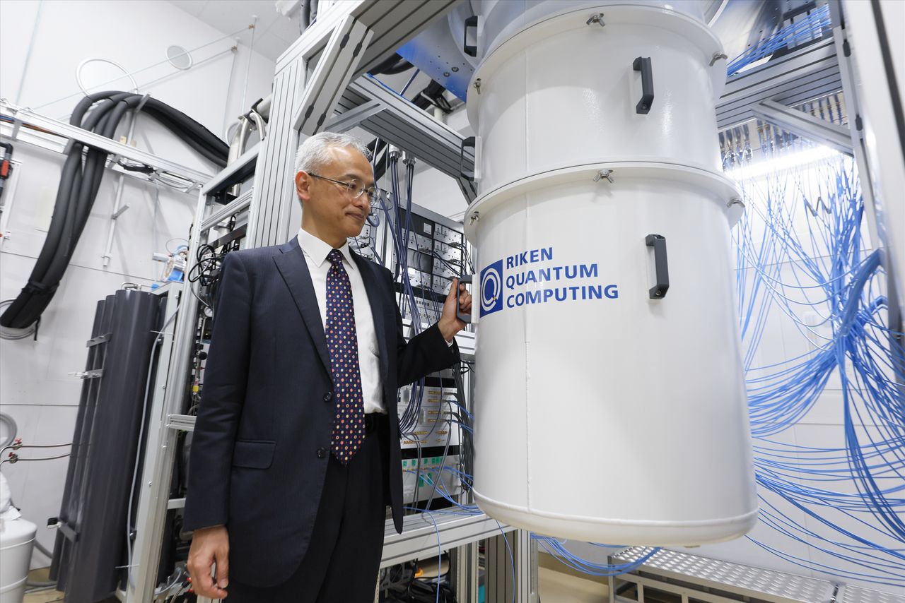Nakamura Yasunobu, director of the Riken Center for Quantum Computing, with Japan’s first quantum computer, A , written with the kanji 叡 (ei) meaning “wisdom,” in Wakō, Saitama Prefecture, on March 27, 2023. (© Jiji)