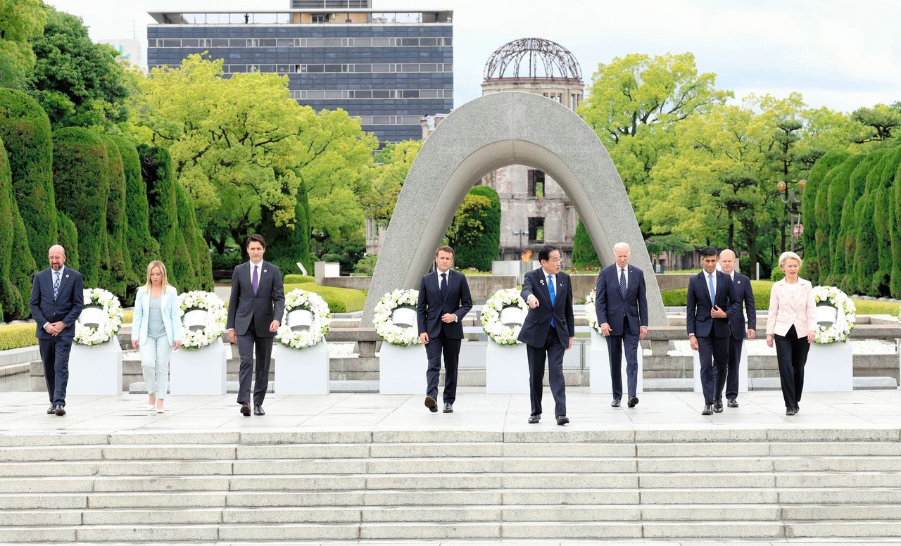 G7 leaders return from making offerings of flowers at the Cenotaph in Hiroshima Peace Memorial Park on May 19, 2023. All the leaders also visited the Hiroshima Peace Memorial Museum. (© Jiji)