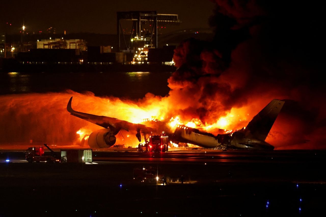 The Japan Airlines plane on fire at Haneda Airport. (© Reuters)