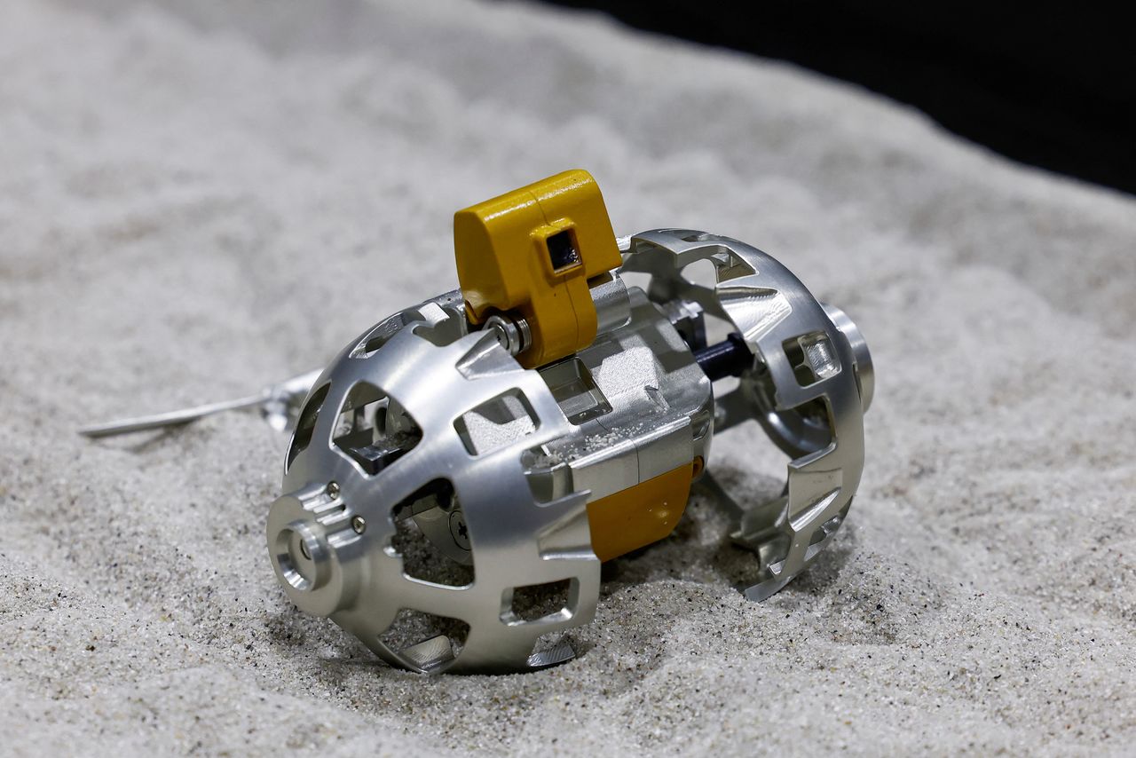 A model of the tiny rover LEV-2, which has a diameter of 8 centimeters and was developed together with Takara Tomy and others, on display at the JAXA facility in Sagamihara, Kanagawa Prefecture. (© Reuters)