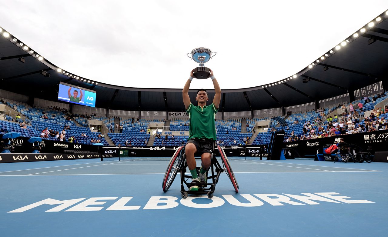 Oda Tokito with the wheelchair men’s singles trophy after his victory at the Australian Open on January 27, 2024. (© Reuters)