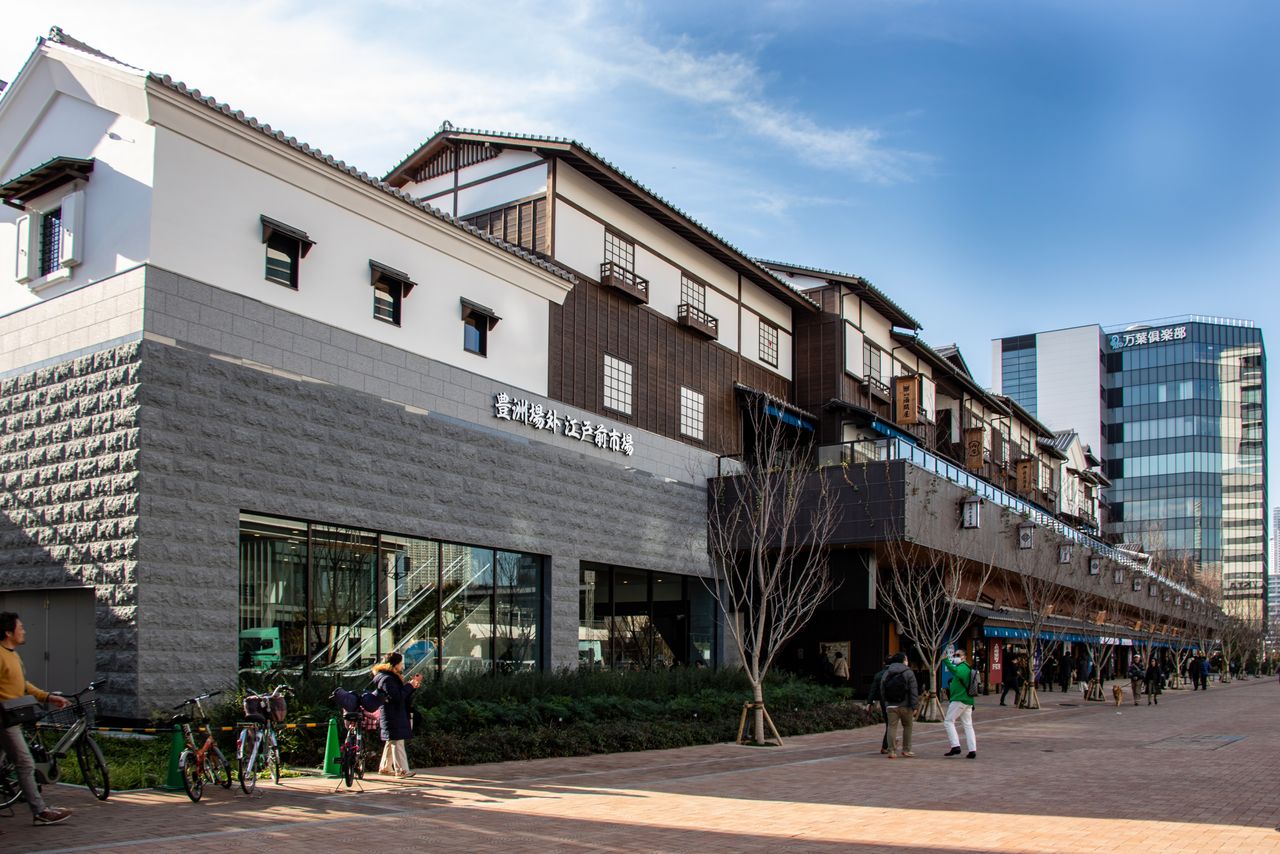 The first floor is full of cafés and restaurants. (© Nippon.com)
