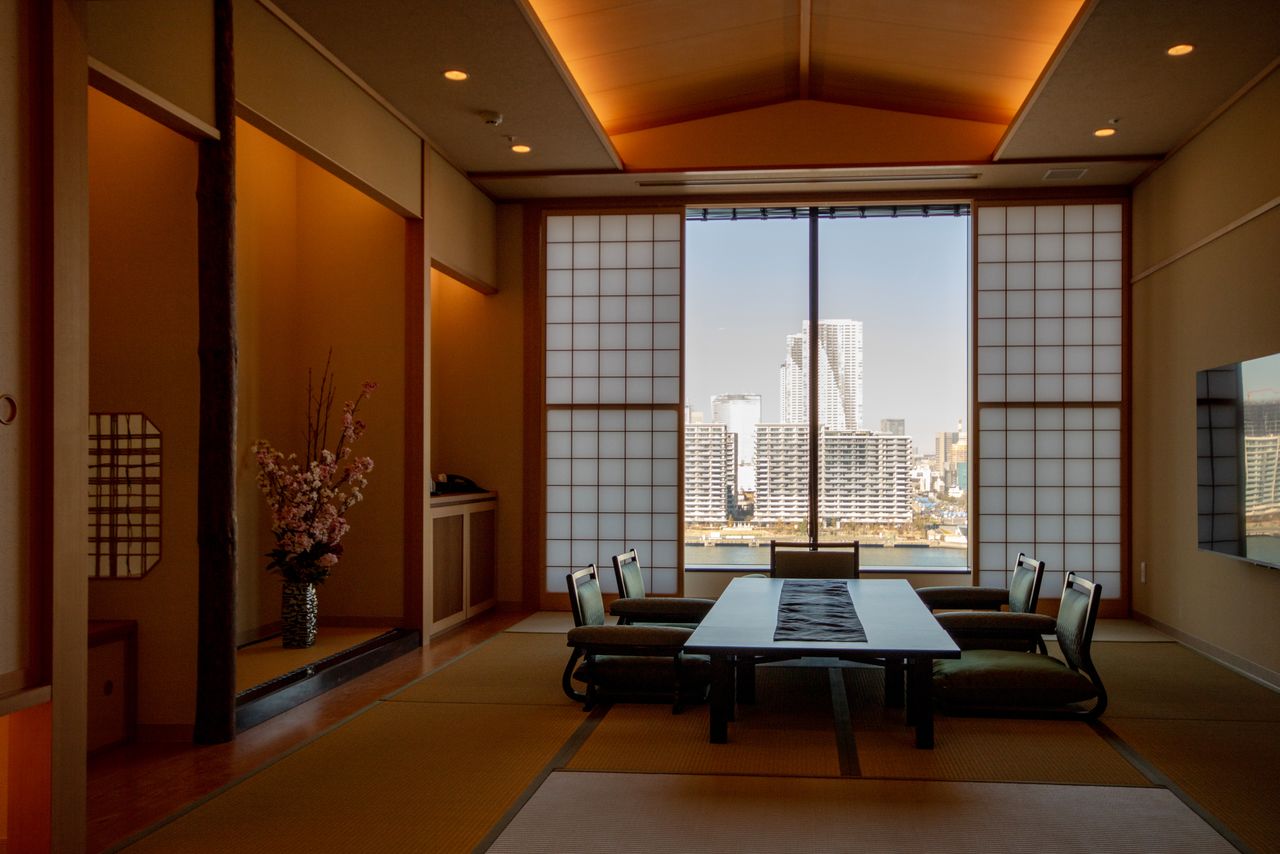 Toyosu Man’yō Club’s 69 guest rooms include 7 suites equipped with their own open-air baths. (© Nippon.com)