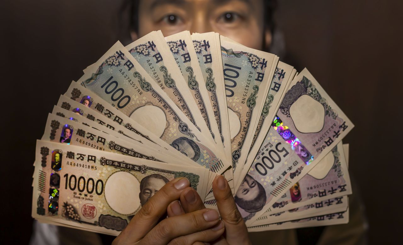 The new banknotes in a photograph taken in Tokyo on July 3, 2024. (© Jiji)