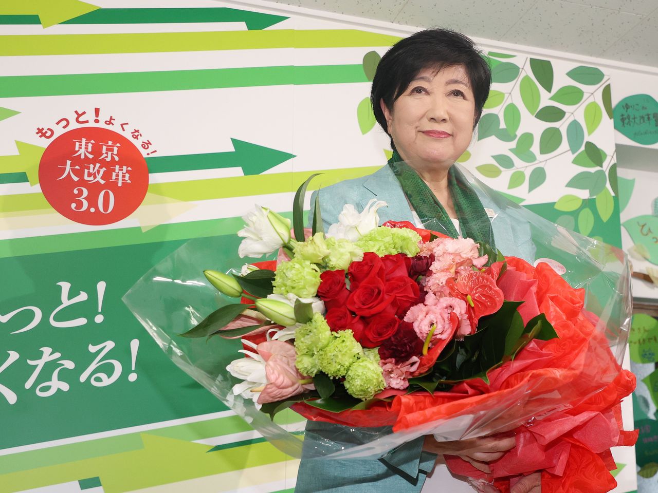 Koike Yuriko holds a bouquet of flowers after winning a third term as Tokyo governor. (© Jiji)