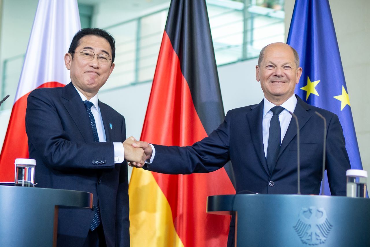Prime Minister Kishida Fumio (left) and Chancellor Olaf Scholz at a joint press conference in Berlin. (© Michael Kappeler/dpa via Reuters Connect)