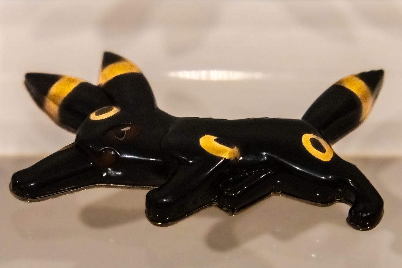 Katsura Morihiro’s Intimidating, an obi sash clasp taking the form of Umbreon. A living national treasure with more than a half-century of work behind him, Katsura took his first steps into the Pokémon world with this piece. (© Nippon.com)