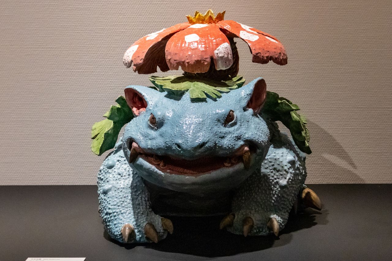 Imai Sadamasa’s Venusaur, a “realistic figure” rendered by a ceramics artist who usually focuses on marine life in his work. (© Nippon.com)