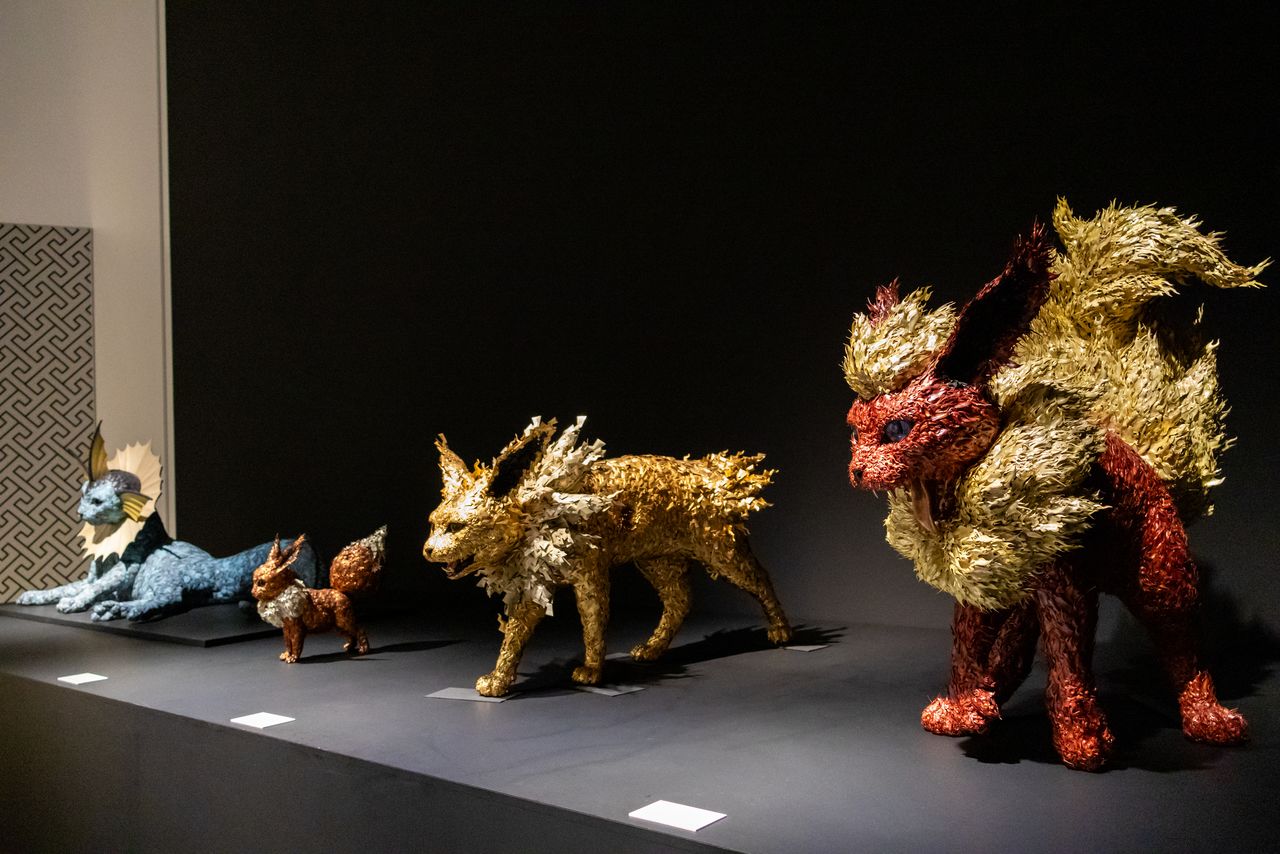 From left, the metalworker Yoshida Taiichirō’s takes on Vaporeon, Eevee, Jolteon, and Flareon. Each work is composed of several thousands to more than 10,000 intricately joined metal pieces. (© Nippon.com)