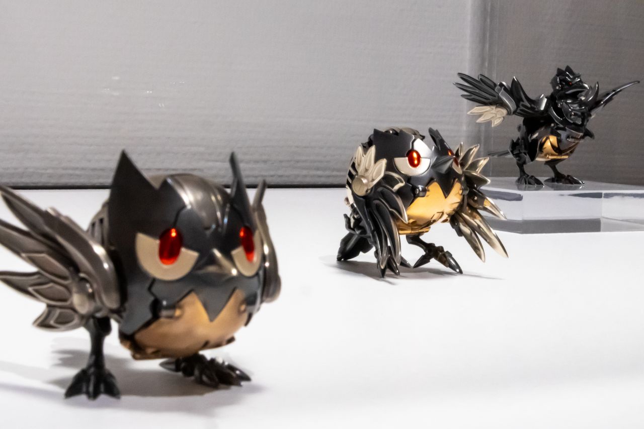 Tsuboshima Yūki’s Transformable Ornament, Rookidee/Corviknight is intricate metalwork allowing the piece to be changed from one Pokémon to the next evolutions. (© Nippon.com)