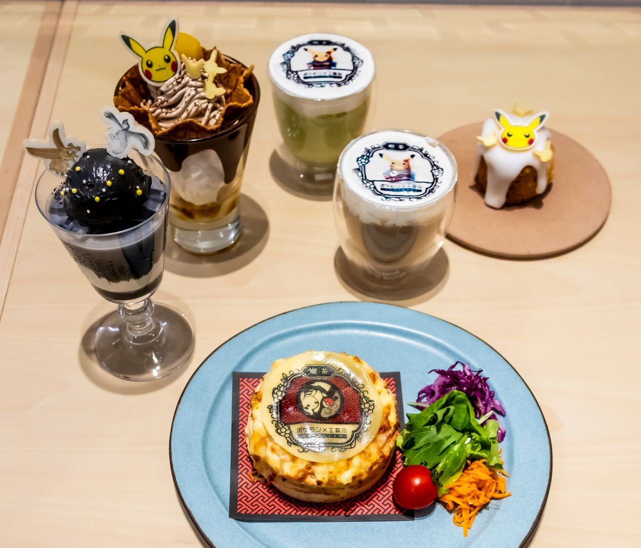 The café’s croque monsieur with Pokémon-themed printed cheese, at front, can be paired with a number of playful desserts. (© Nippon.com)