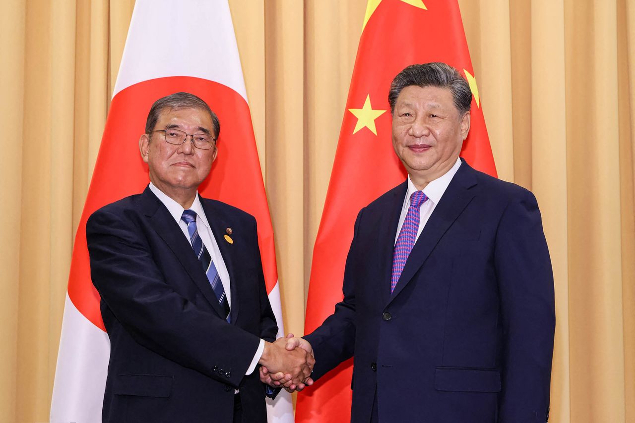 Prime Minister Ishiba Shigeru (left) and President Xi Jinping meet for the first time in Lima on November 15, 2024. (Courtesy the Cabinet Public Relations Office; © AFP/Jiji)