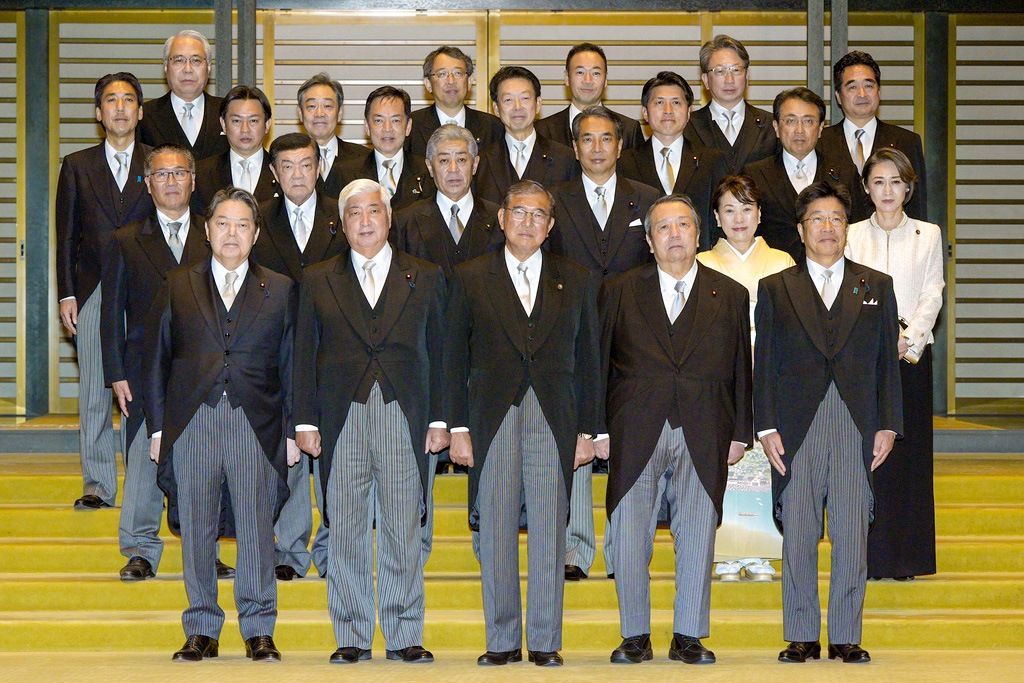 Ishiba Shigeru (center) and his cabinet in a commemorative photograph taken at the Imperial Palace on November 11, 2024. (© Kyōdō)