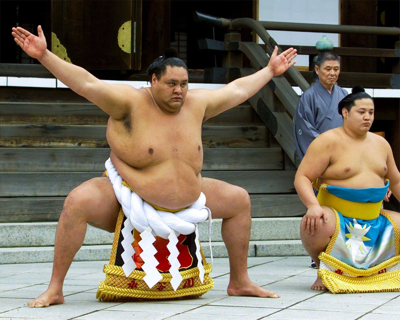 Akebono appears as yokozuna to perform ceremonial rites at Tokyo’s Yasukuni Shrine in April 1999. (© Reuters)