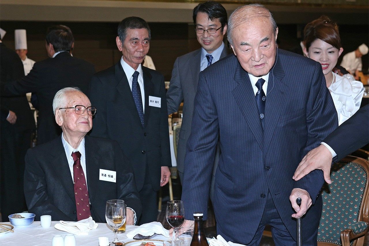 Watanabe Tsuneo (left) took part in a ceremony celebrating Nakasone Yasuhiro’s (right) ninety-sixth birthday in May 2014. (© Jiji)