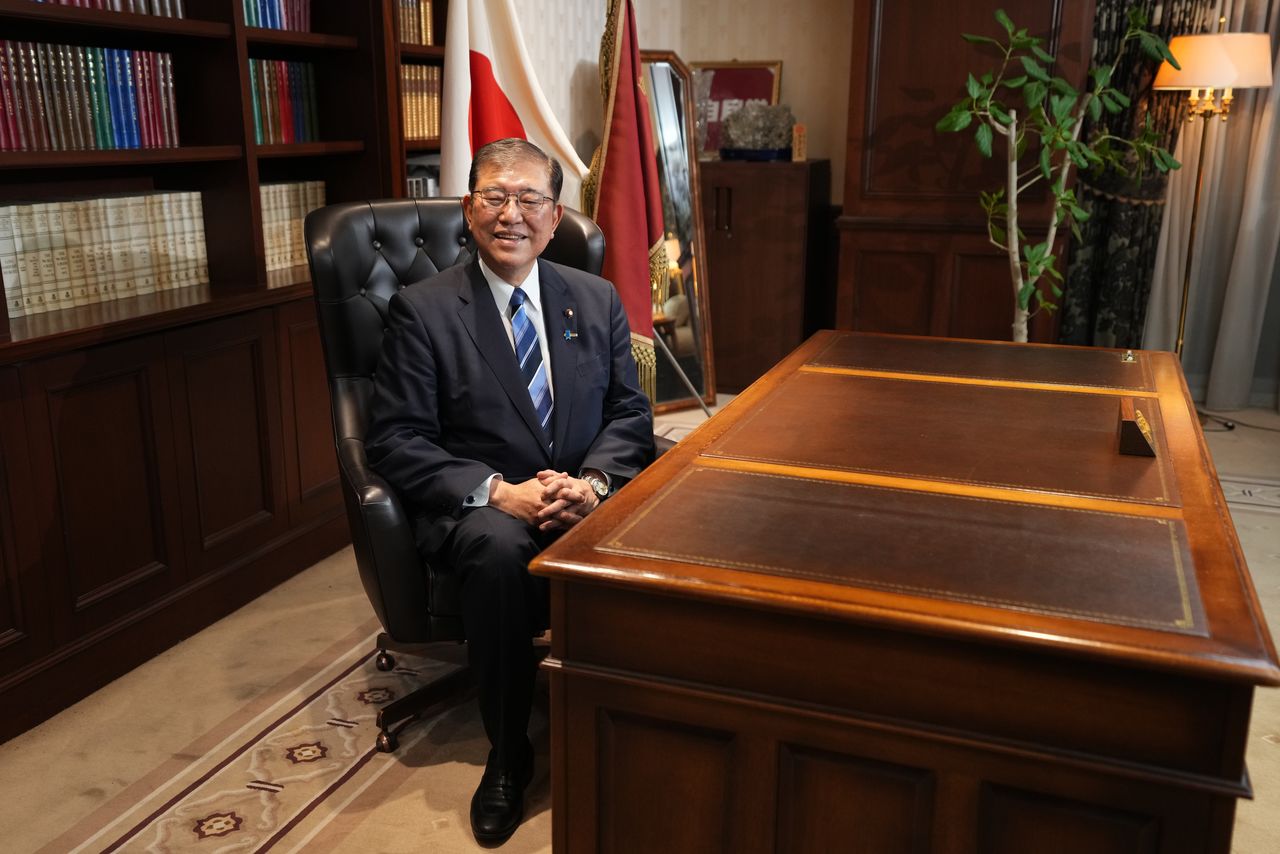 Ishiba Shigeru sits at the Liberal Democratic Party president’s desk on September 27, 2024. (© Jiji)