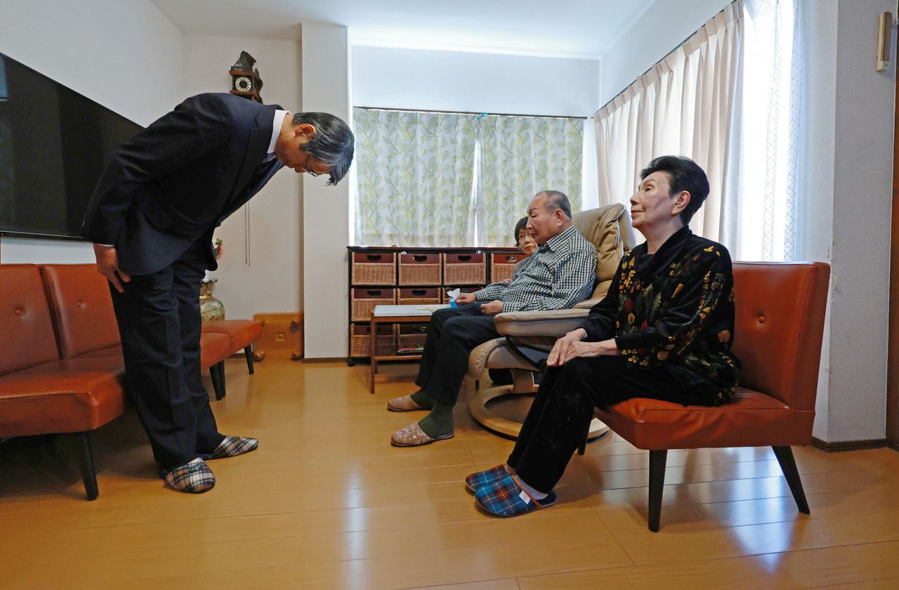 Yamada Hideo, the head of the Shizuoka District Public Prosecutors Office (at left) apologizes to Hakamata Iwao (center right) in Hamamatsu, Shizuoka, on November 27, 2024. (© Jiji; pool photo)
