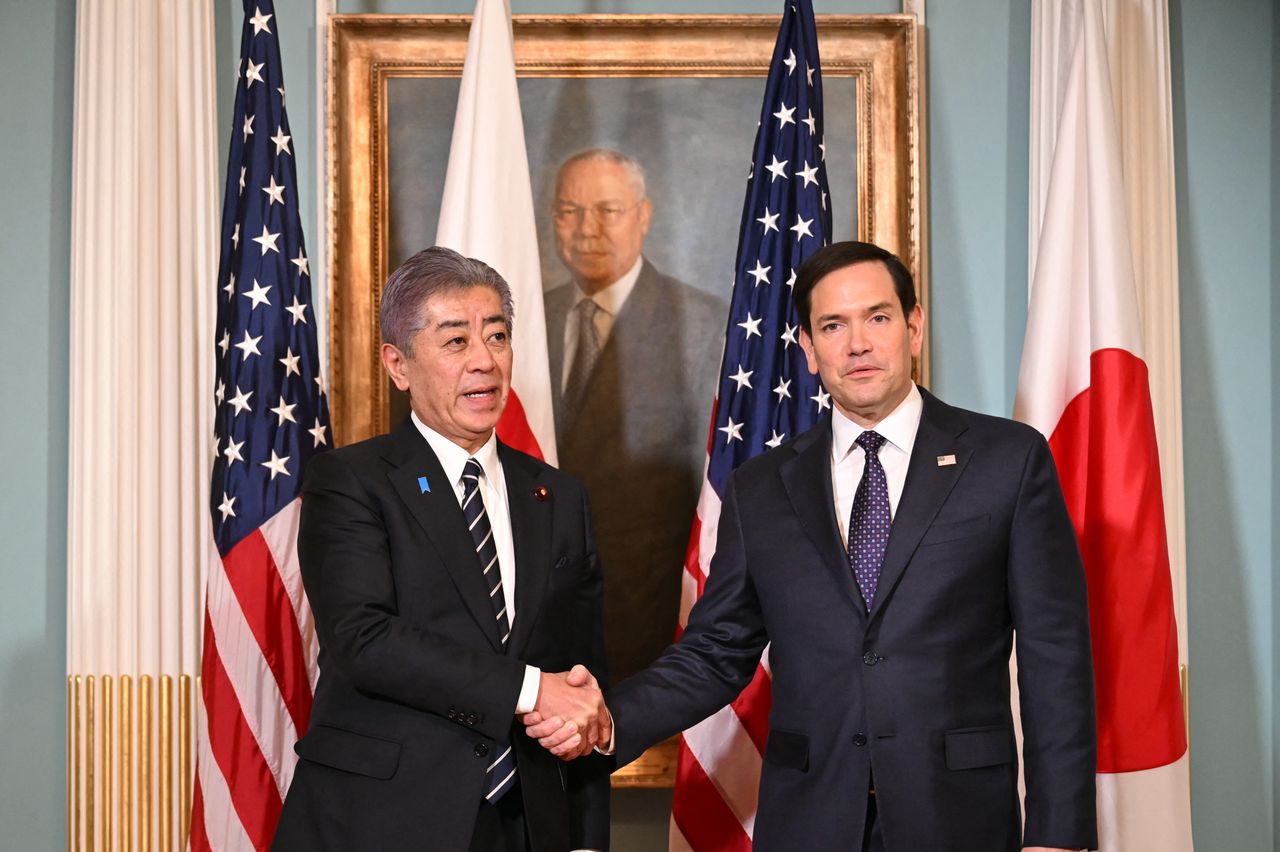 Foreign Minister Iwaya Takeshi meets with US Secretary of State Marco Rubio in Washington on January 21, 2025. (© AFP/Jiji)