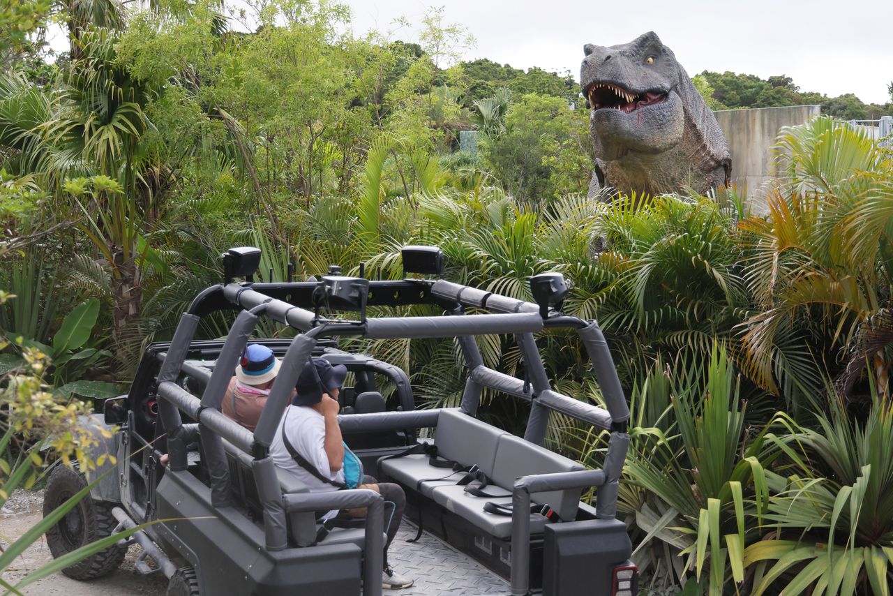 A dinosaur attraction at Junglia Okinawa. Photograph taken on July 22, 2025 (© Jiji)