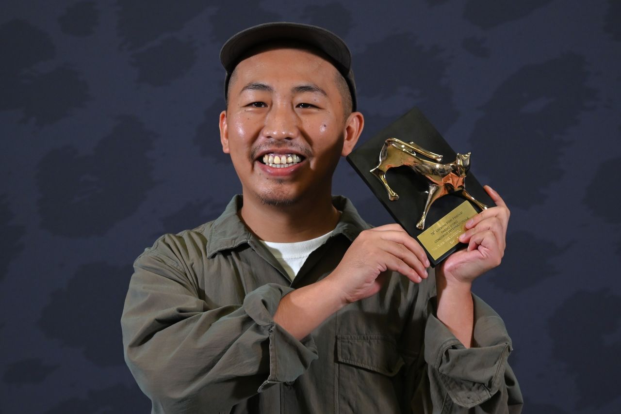Miyake Shō with the Golden Leopard at Locarno. (© Sipa USA via Reuters Connect)