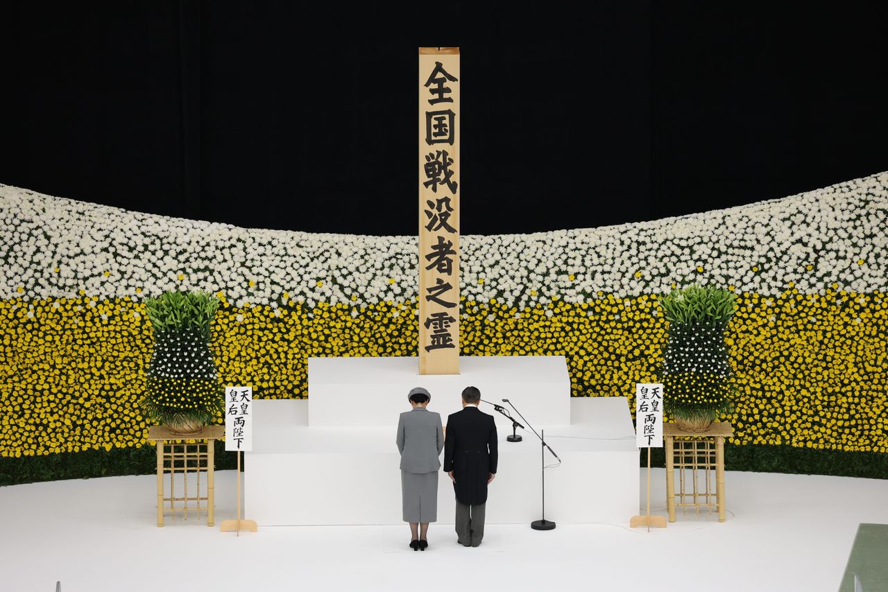 Emperor Naruhito and Empress Masako pay their respects at the August 15 ceremony marking the anniversary of the end of World War II in Chiyoda, Tokyo. (© Jiji)