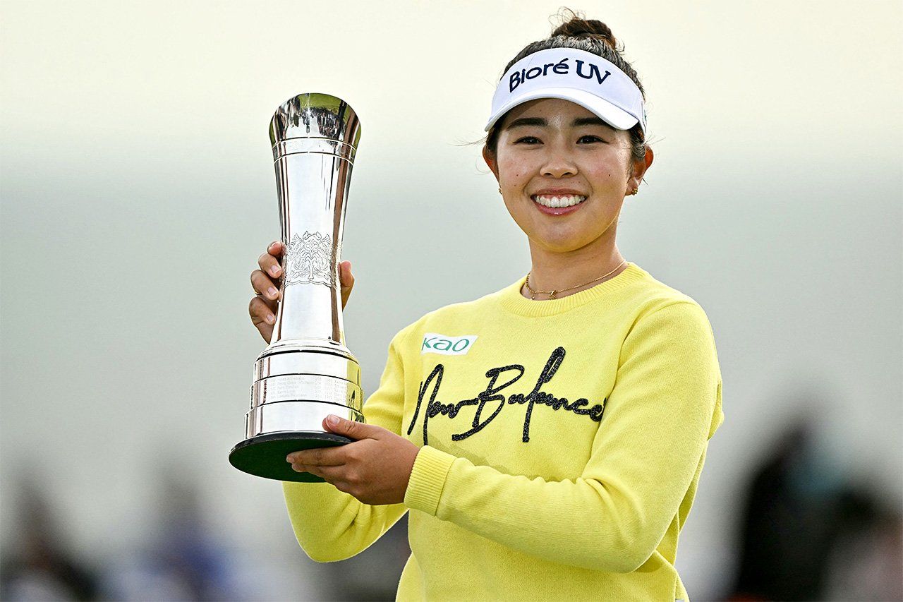 Yamashita Miyū with the trophy for the Women’s British Open on August 3, 2025. (© Glyn Kirk/AFP)
