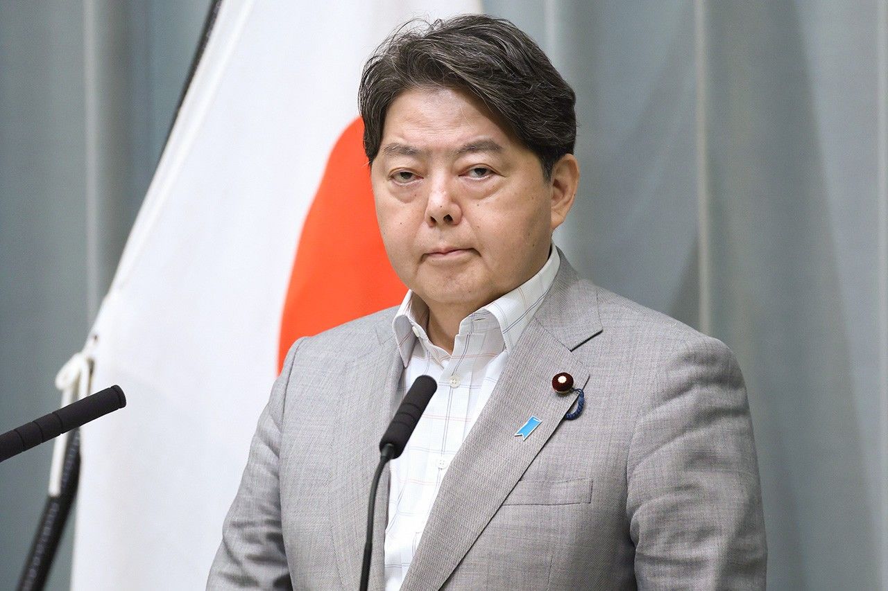 Hayashi speaks to the media as chief cabinet secretary in Tokyo on September 4, 2025. (© Jiji)