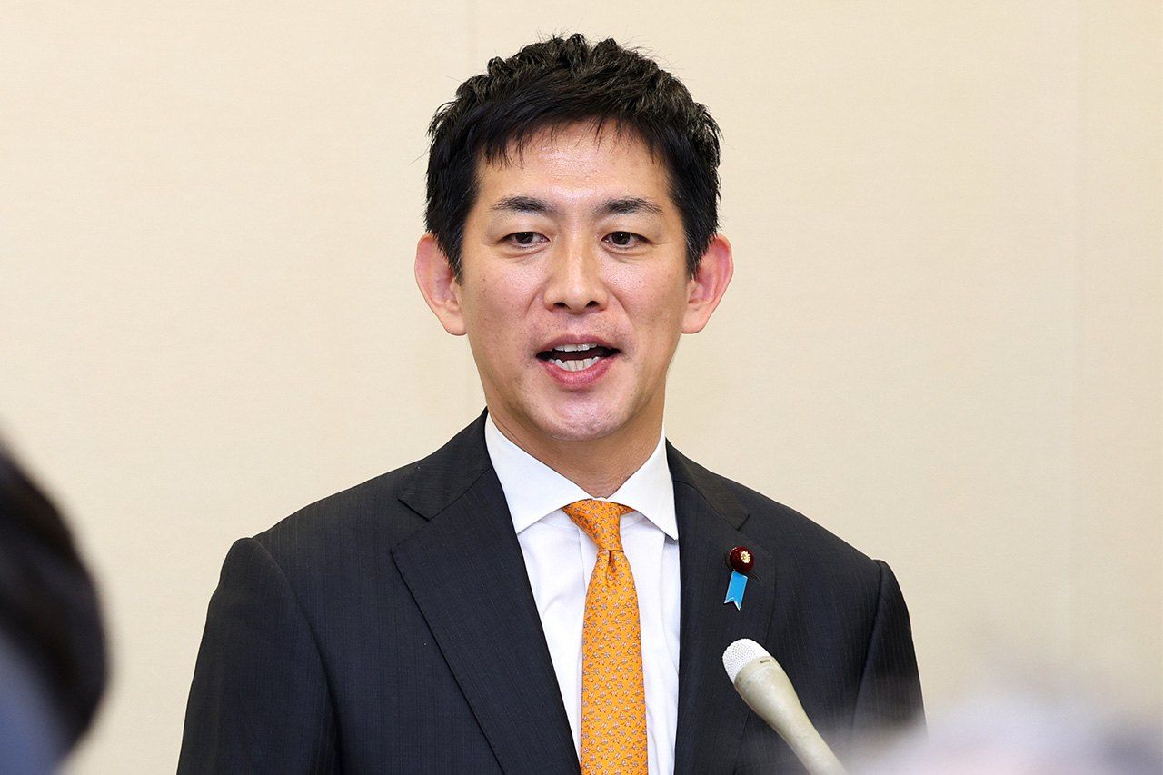 Kobayashi Takayuki addresses the press on September 11, 2025, at the National Diet. (© Jiji)
