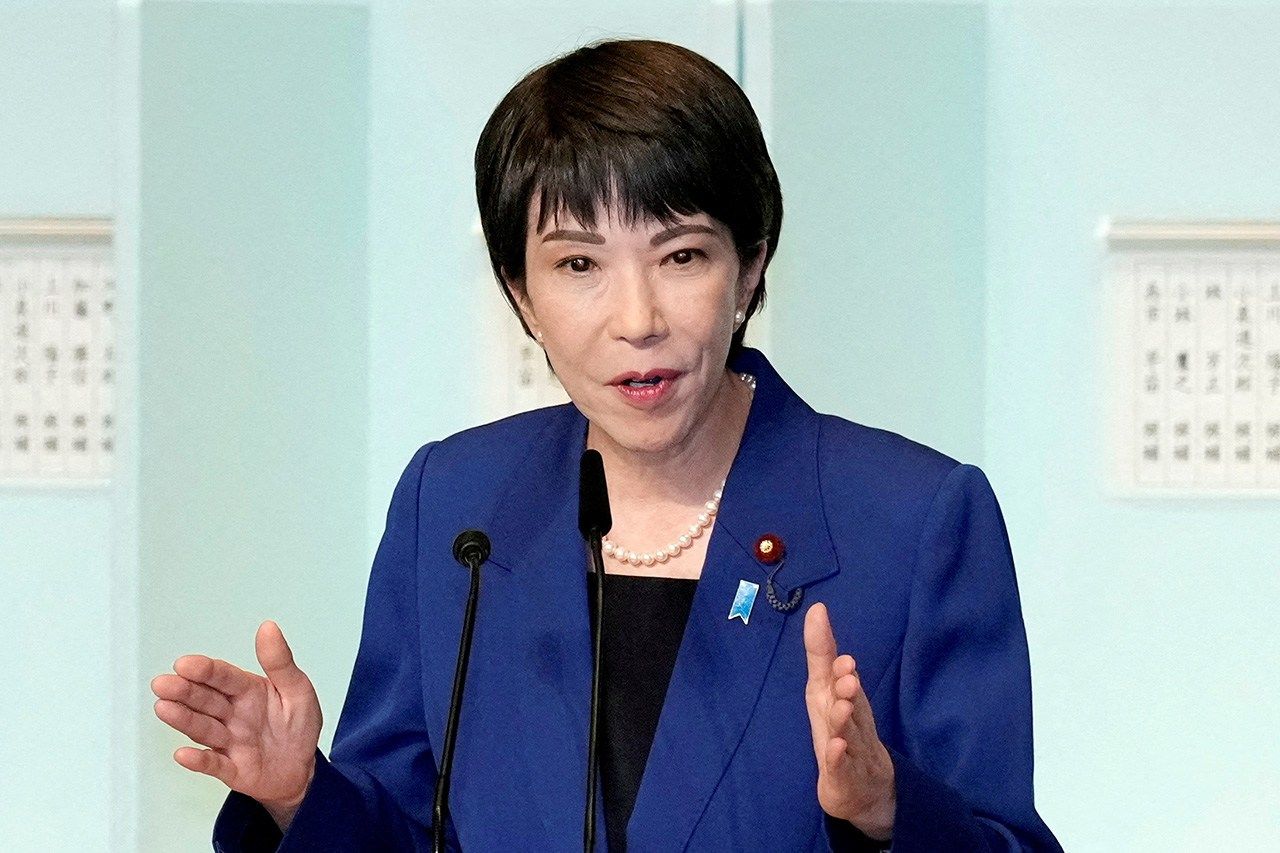 Takaichi Sanae makes a speech before the final round of voting in the 2024 LDP presidential election. (© Reuters)