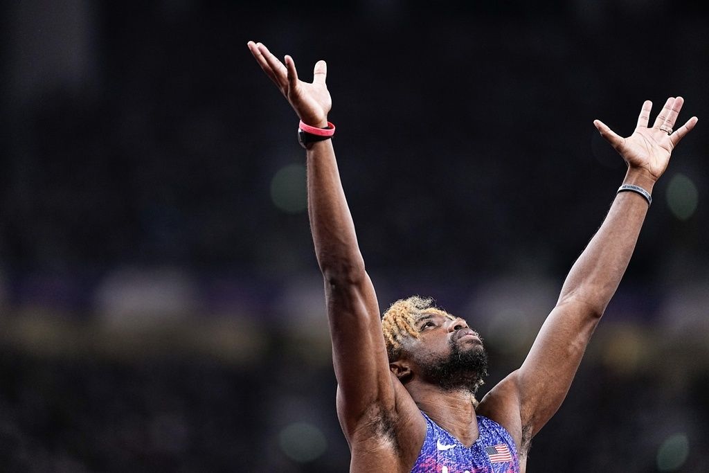Noah Lyles gathers energy before the 200-meter final. (© Kyōdō)