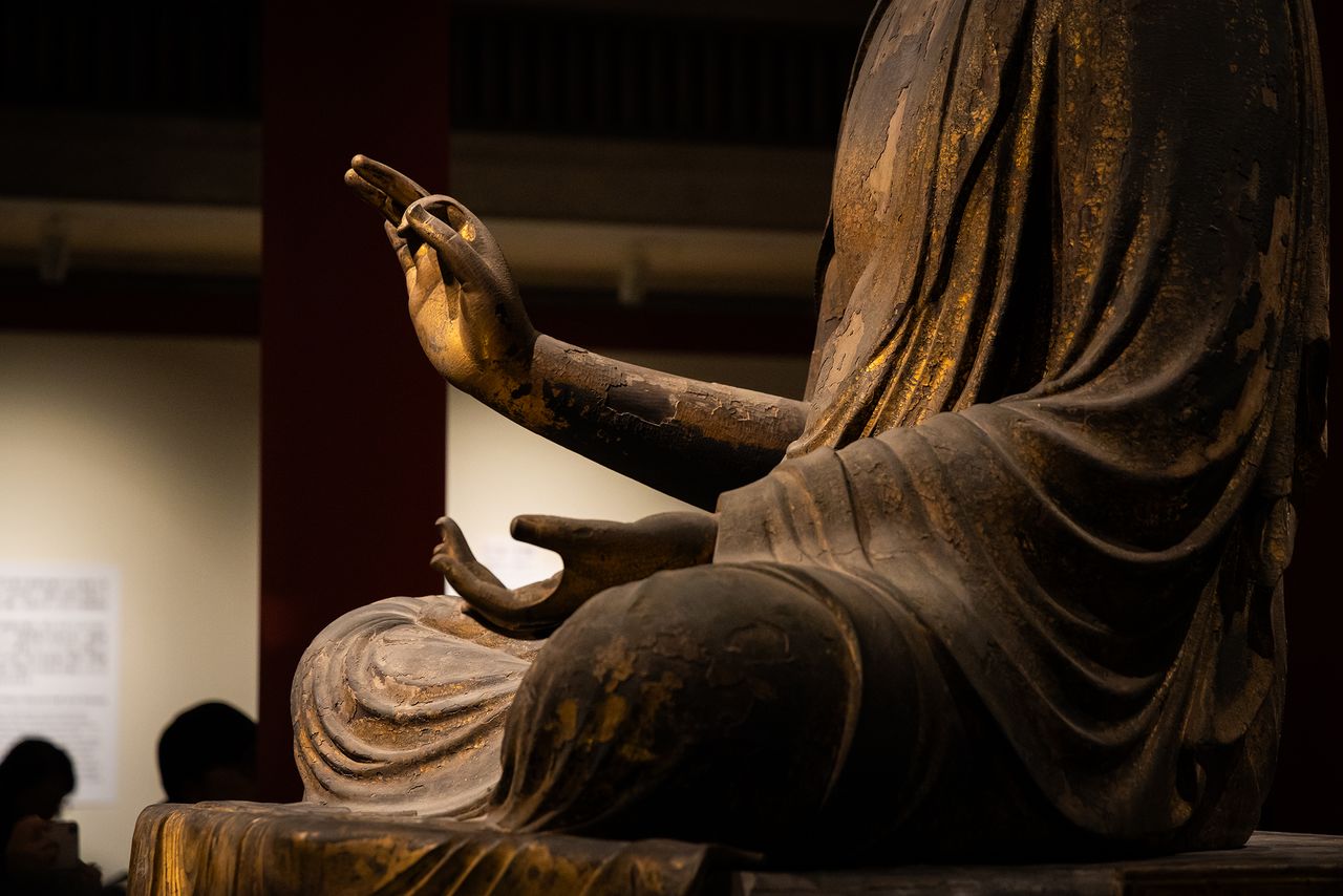 The delicate fingertips of the hands held in a mudra, or symbolic hand position, evoke the deep respect people had for Buddhist images in the Nara period (710–94). (© Nippon.com)