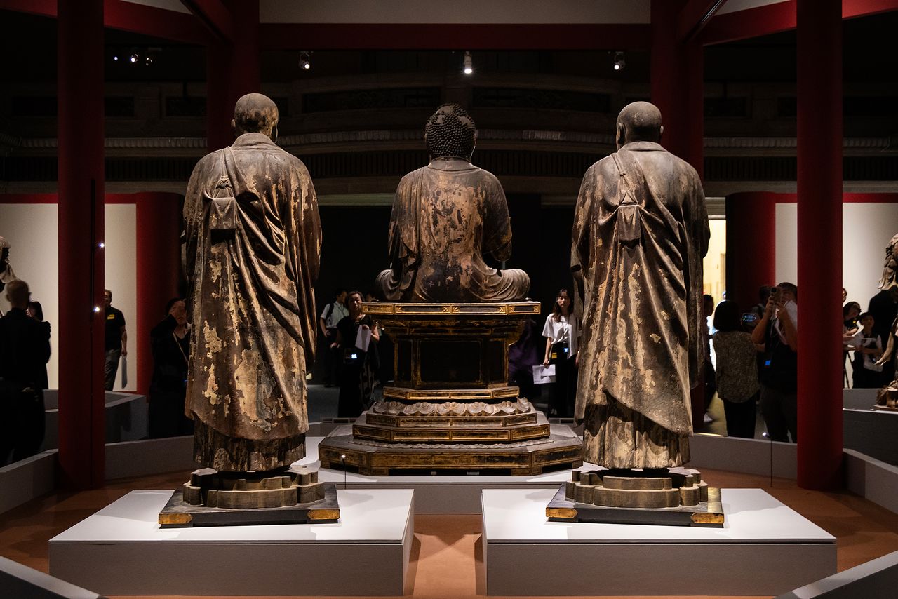 The painstaking artistry and detail continues on the back of the images, as seen in the beautiful wave-like ripples of the folds in the robes. (© Nippon.com)