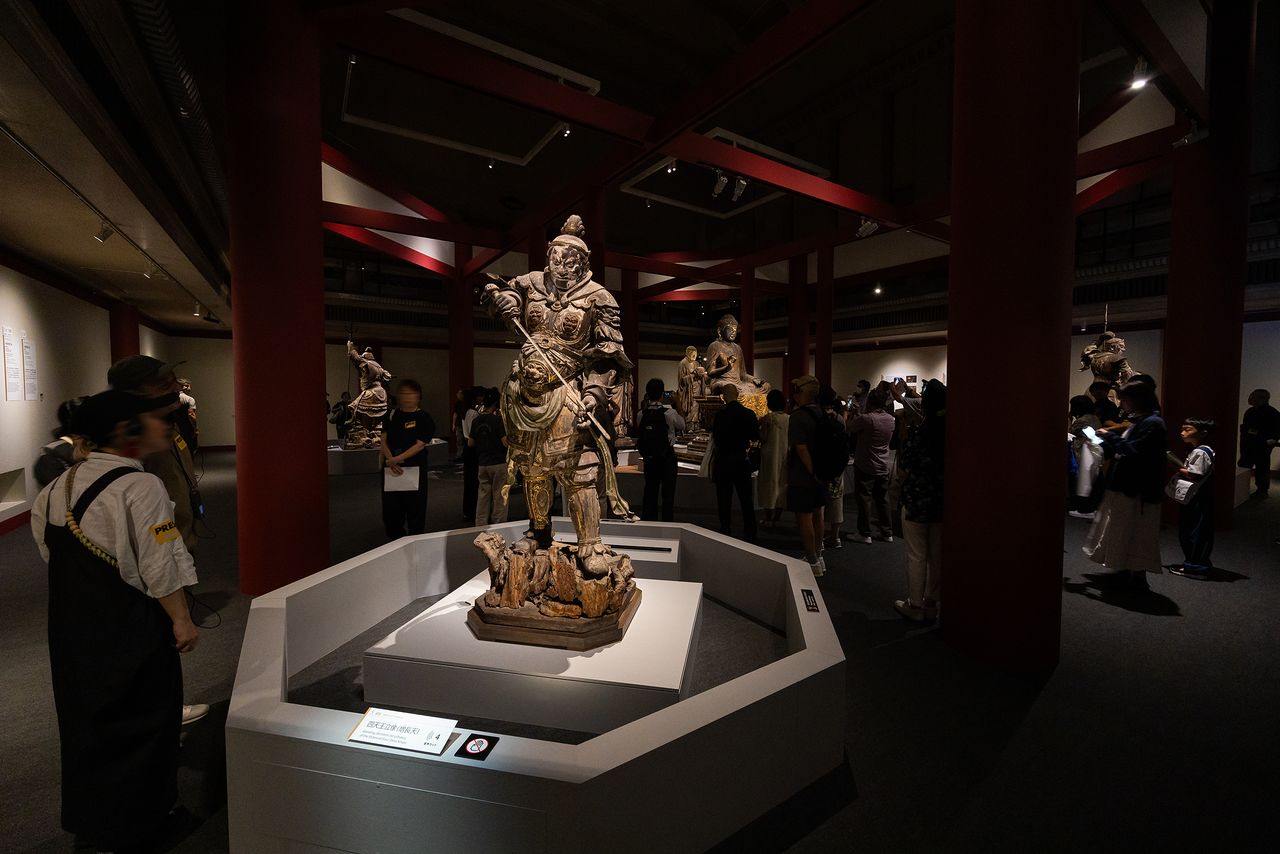 The exhibition brings together all seven of the images sculpted by Unkei and his assistants for the Northern Round Hall in the Kamakura period, presenting the appearance of the hall when the sculptures were new. (© Nippon.com)