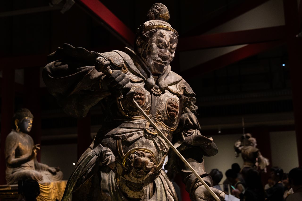 The expression on this image of Virūḍhaka makes clear his determination to ensure that no evil can approach the sacred presence of the main image. (© Nippon.com)