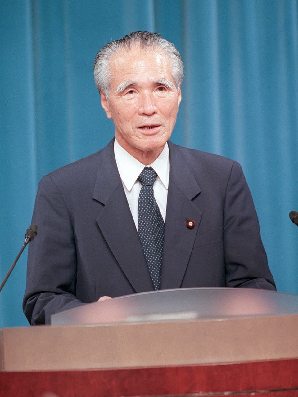 Prime Minister Murayama Tomiichi makes a speech marking 50 years since the end of World War II on August 15, 1995. (© Jiji)