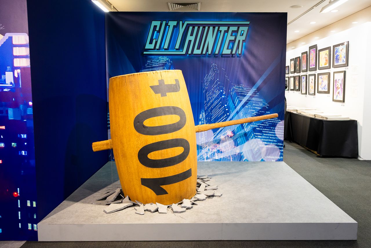 Kaori’s signature “100-ton Hammer” greets visitors at the entrance as the first photo spot. (© Nippon.com)