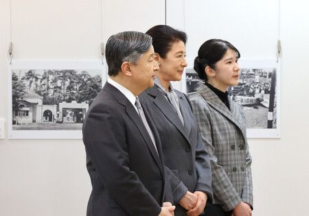 Japan Emperor, His Family Visit Photo Exhibition on Wartime Tokyo
