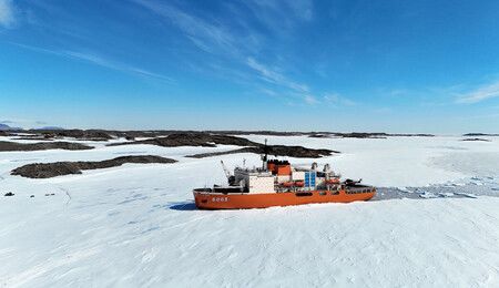 Japan's Antarctic Research Vessel Berths near Showa Station