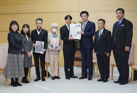 Japan's Kihara Meets Mother of Abductee Megumi Yokota