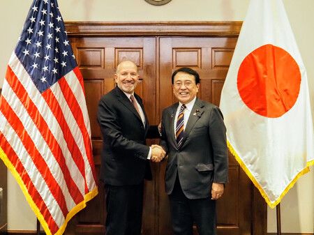 Akazawa Urges U.S. to Exempt Japan from Blanket Tariff Hike