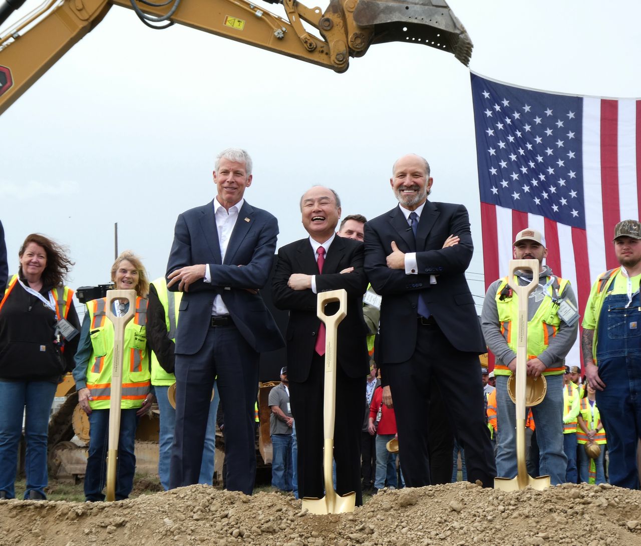 Softbank chief Son Masayoshi, at center, with US Energy Secretary Chris Wright, at center left, and US Commerce Secretary Howard Lutnick, at center right, at the groundbreaking ceremony for a gas-power plant in Ohio. (© Jiji)