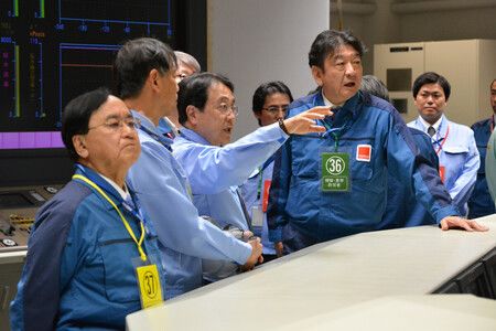 Minister Inspects Kashiwazaki-Kariwa N-Plant in Japan