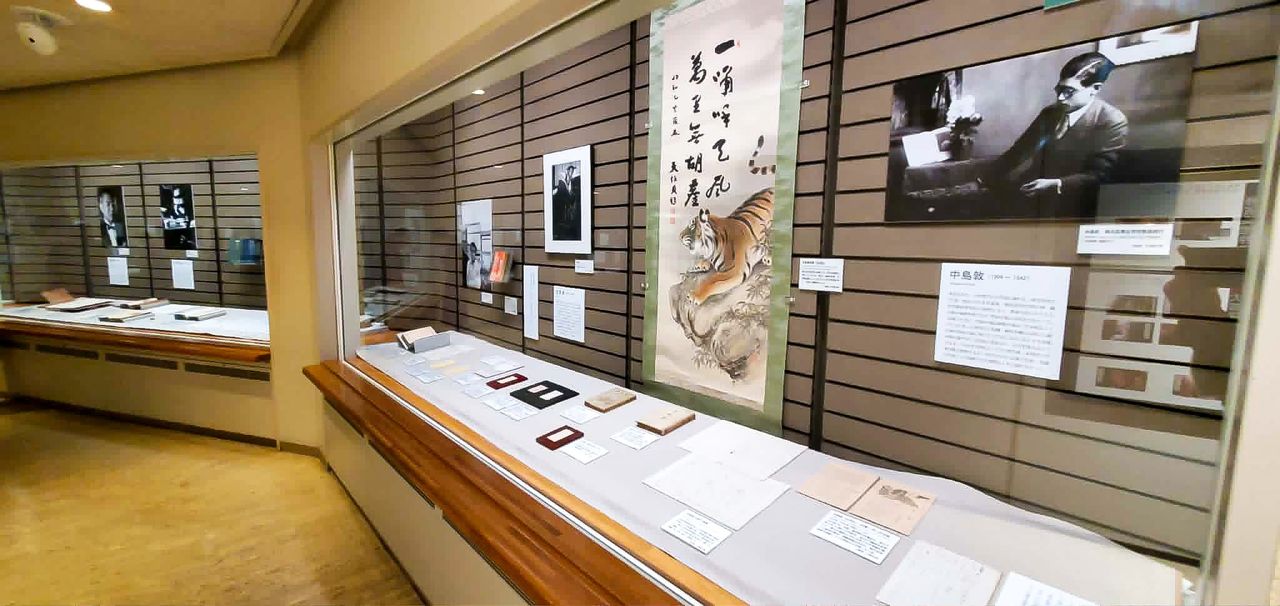 Exhibits connected with Nakajima Atsushi and Dazai Osamu. (© Nippon.com)
