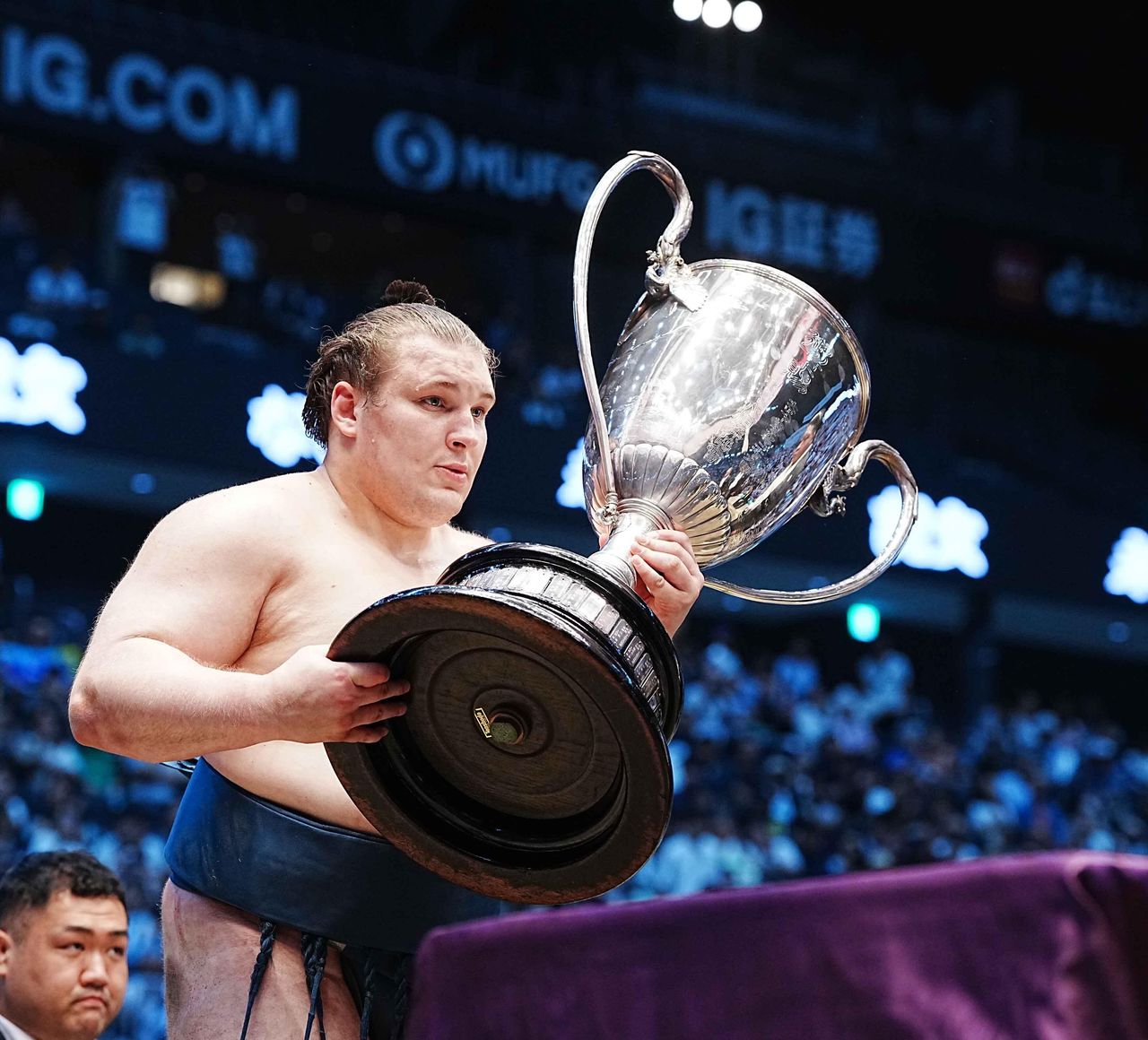Aonishiki holds the Emperor’s Cup after winning the Nagoya Grand Sumō Tournament. (© Jiji)