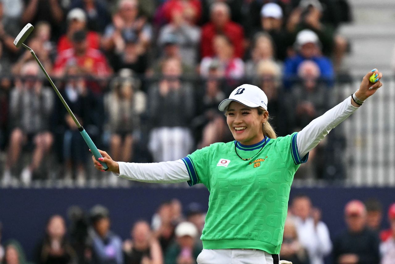 Kuwaki Shiho celebrates after clinching the Women’s Open title at Royal Lytham & St Annes Golf Club in Britain. (© AFP/Jiji)